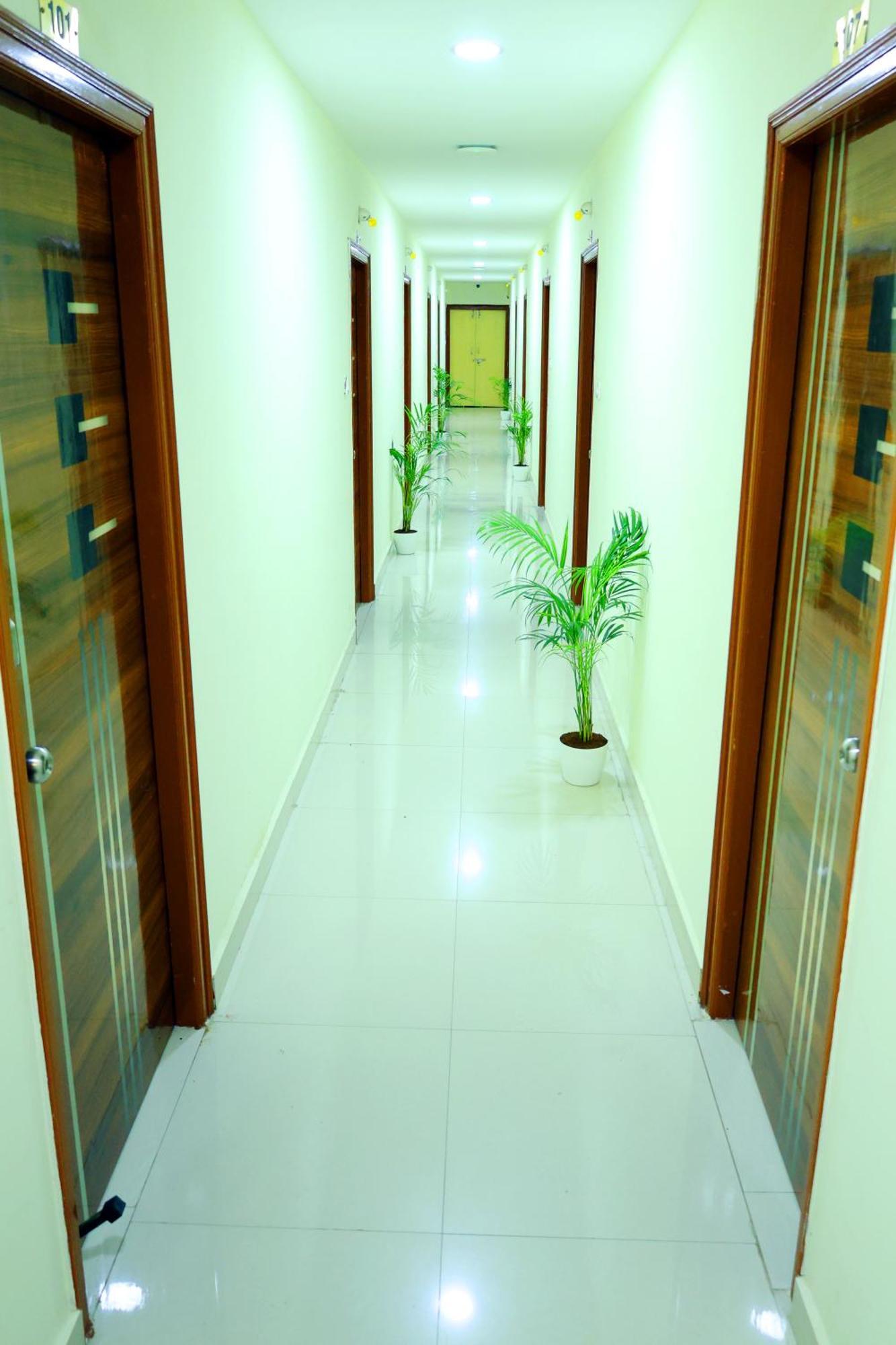 Sri Nilayam Inn Тирупати Экстерьер фото